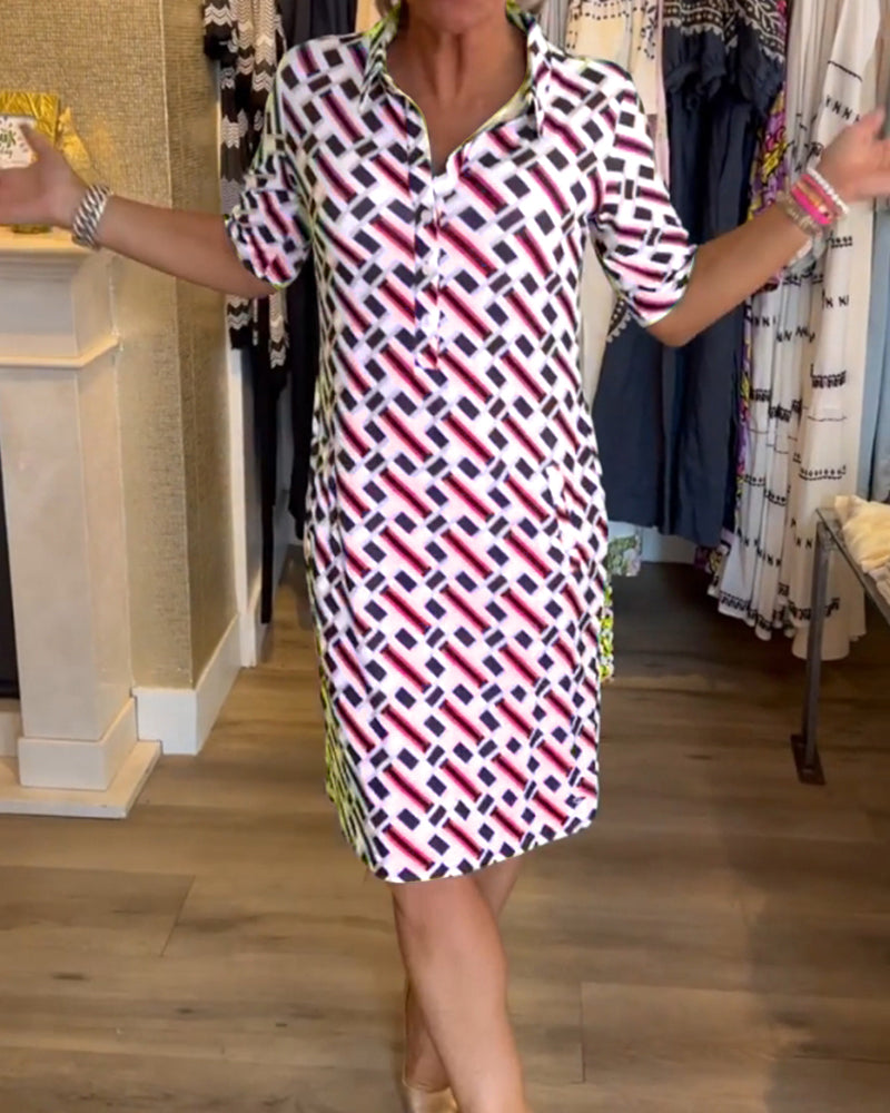 Jurk met geometrisch patroon en V-halslijn