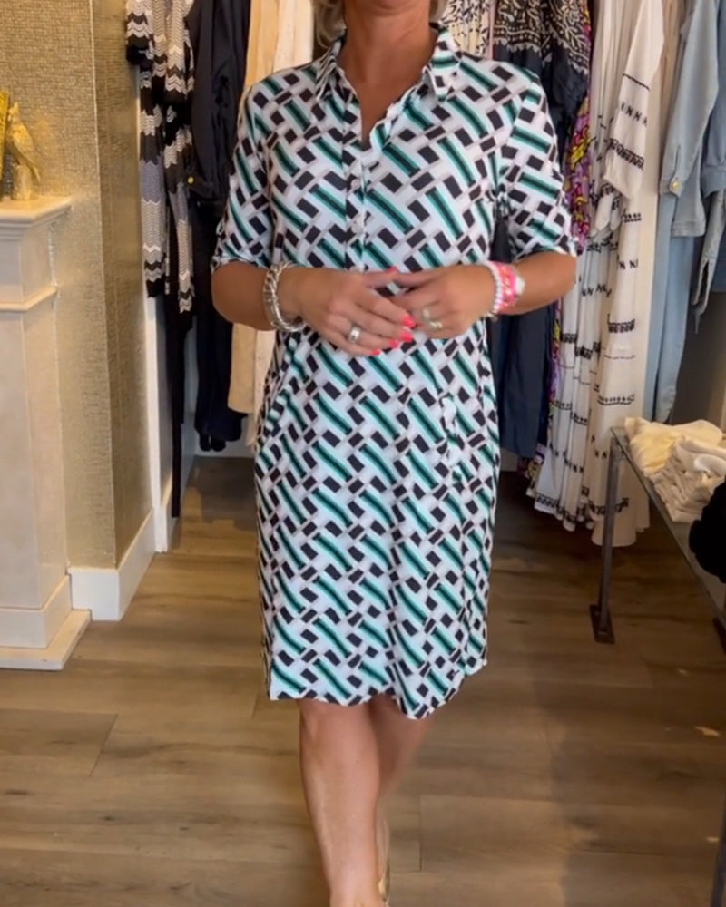 Jurk met geometrisch patroon en V-halslijn